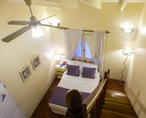 Bernies Bed & Breakfast , A 3 KILOMETROS DEL AEROP EZEIZA, VAN ,IN-OUT, FREE EZEIZA AIRPORT