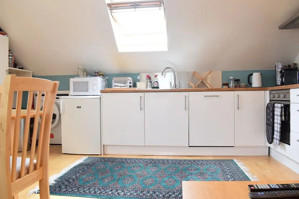 Modern 2 Bedroom Maisonette