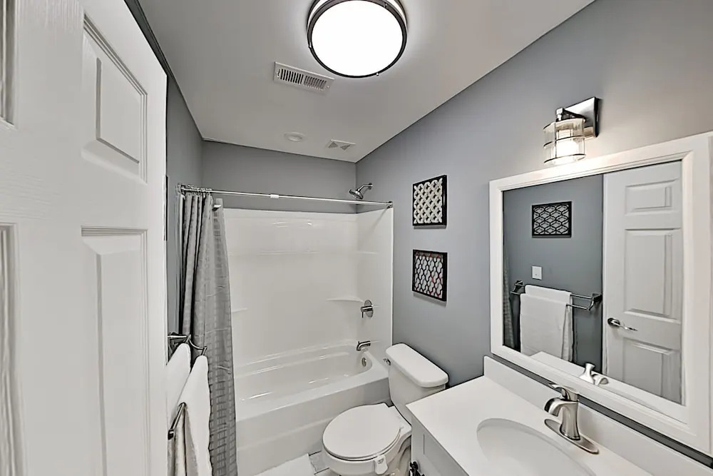 Lavish W/ Hot Tub - Near Asheville, Skiing 3 Bedroom Home