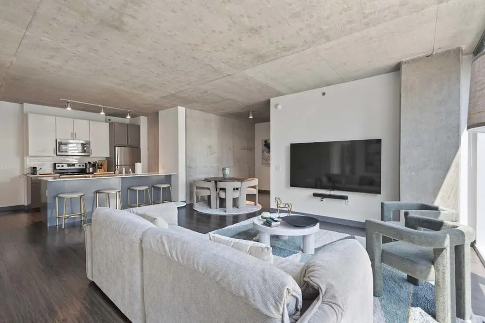 2BR Apt Stunning Views Steps to Michigan Avenue