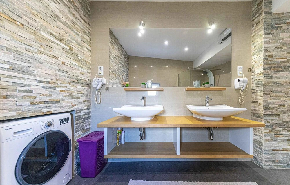 Stunning Home in Okrug Gornji With 2 Bedrooms and Wifi