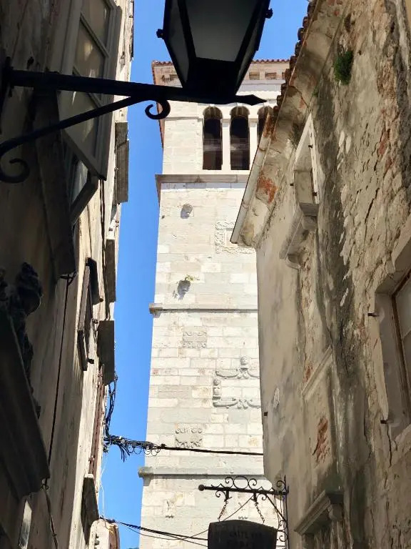 SeaYou!***Charming 1-bedroom rental unit in the old city center of Cres