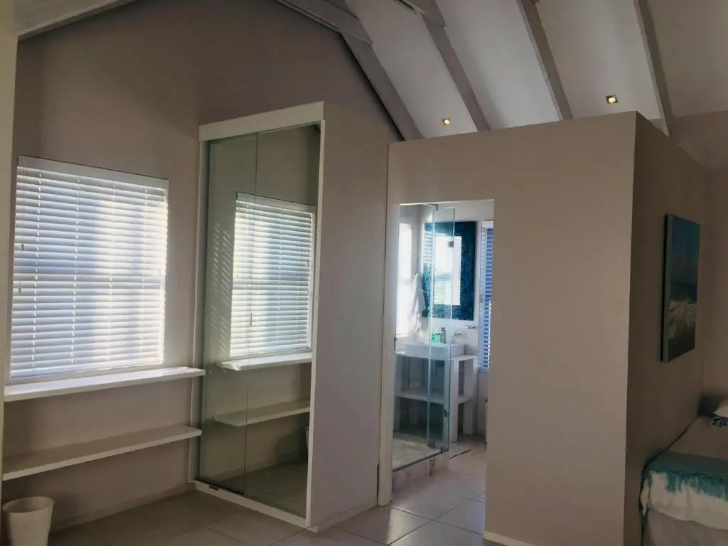 PERFECT 10 - 10 to 14 Sleeper Luxury Holiday Home Breakage Deposit of R2500 per Weekend Lease