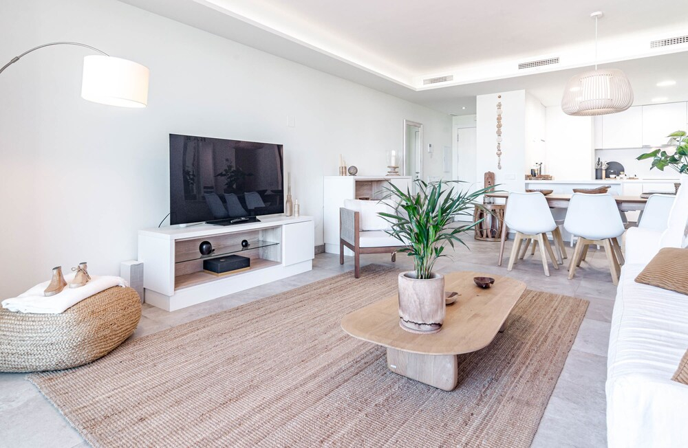 Inf2.4e - Modern 2-bed Apt With Roof top Pool