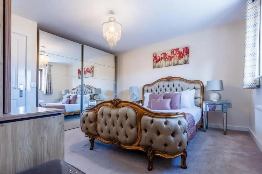 10 Guests - 5 Bedrooms - Free Parking - Lux House