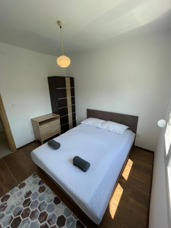 Entire spacious apartment with free parking