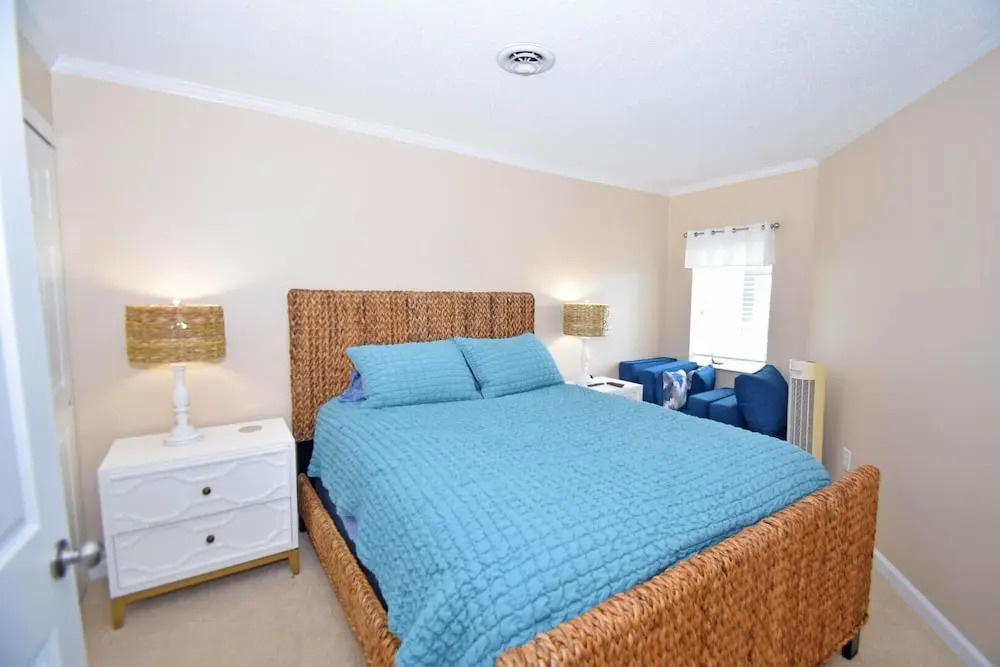 Harbour Island 401m 3 Bedroom Condo by RedAwning