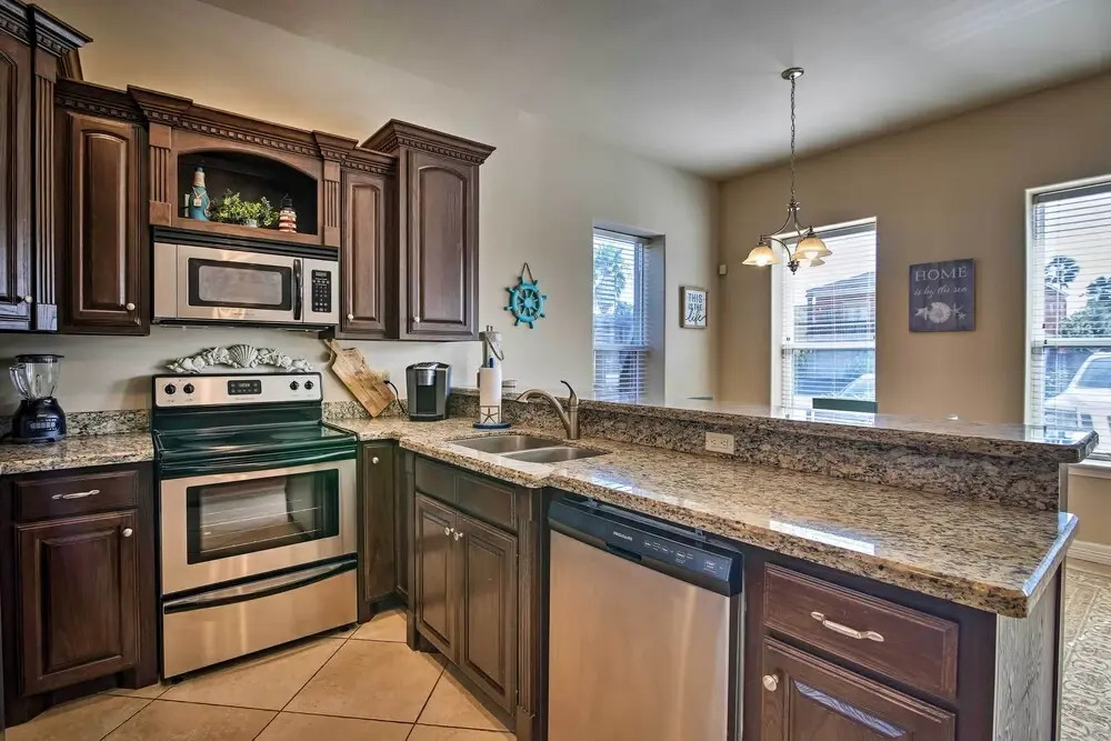 Texas Condo w/ Outdoor Pools - Walk to Beach!