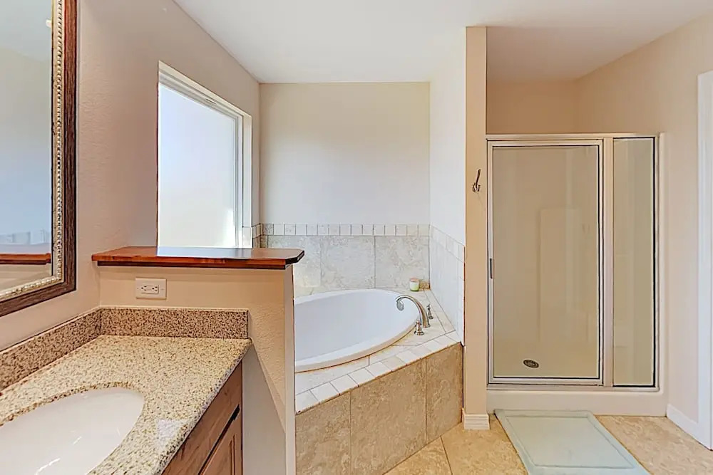Upscale Custom W/ Large Backyard, Near Beach 4 Bedroom Home