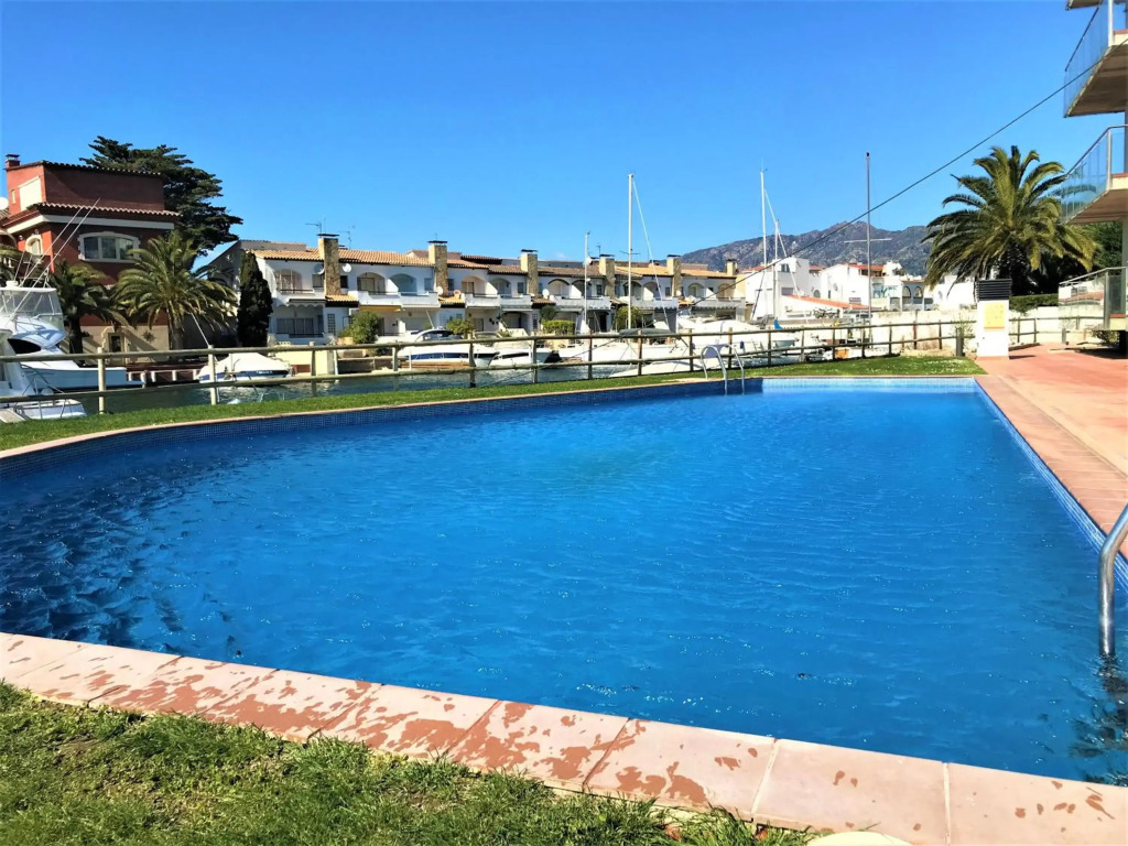 Apartamento en Roses con vistas al canal y piscina
