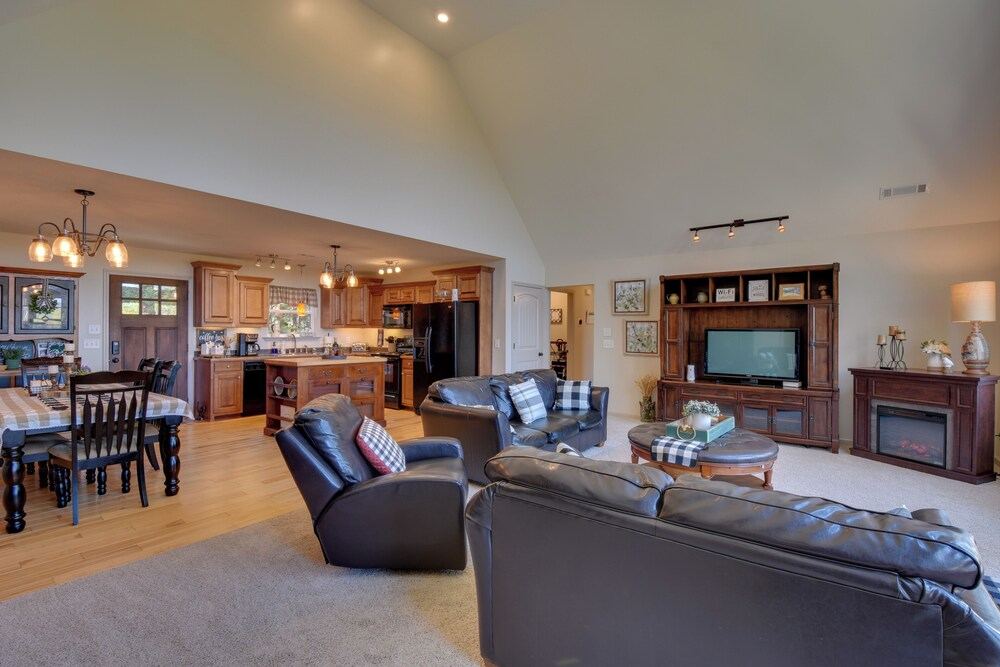 Mtn Views, Game Room, Hot Tub! Lakemont Retreat