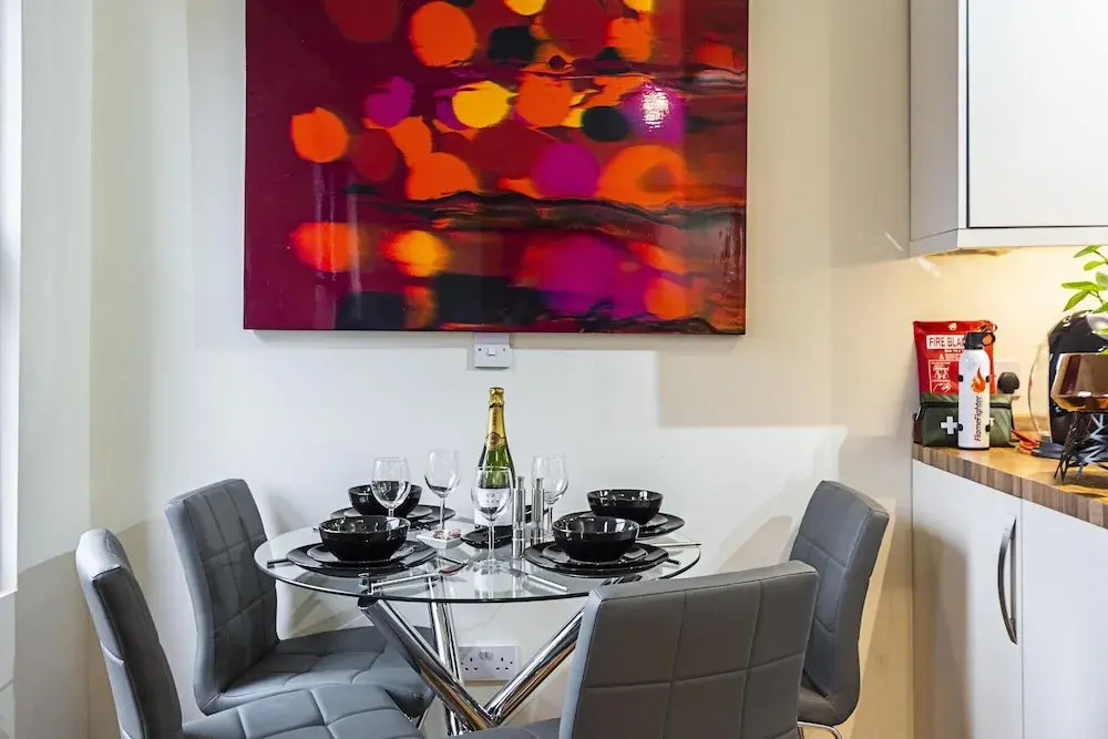 Incredible Light Filled Studio Apartment + Free Parking Sleeps 4