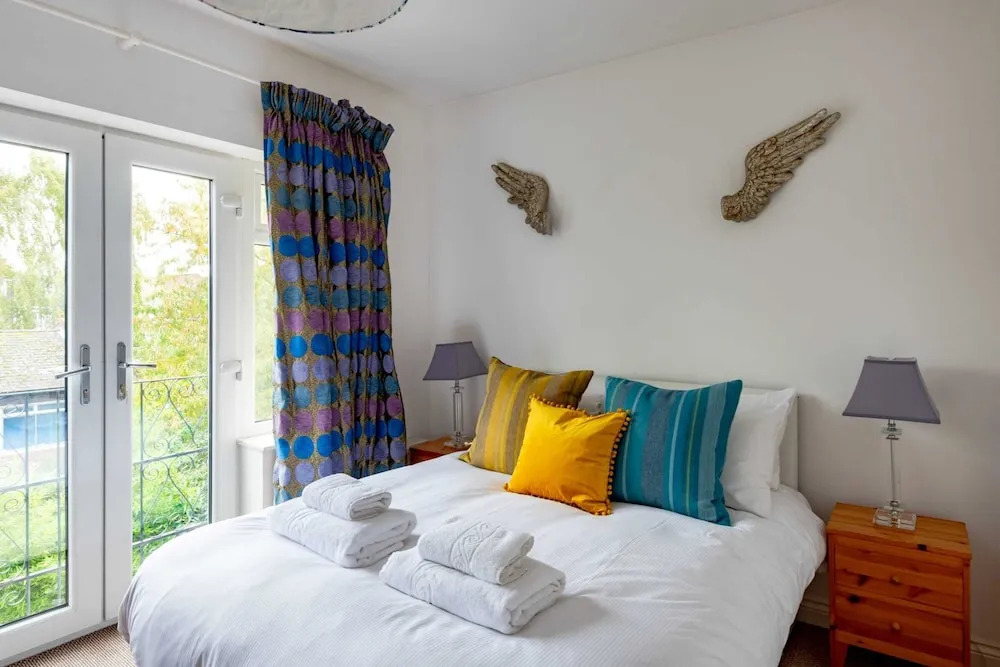 Bright and Spacious 2 Bedroom Flat