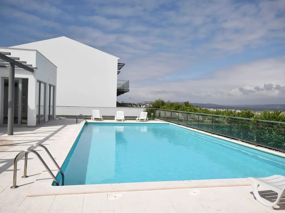 Attractive Villa in Salir Do Porto