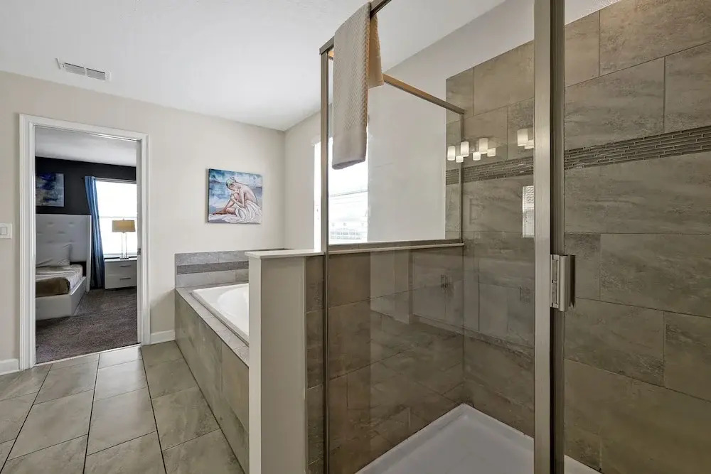 1674 Moon Valley DR, Davenport, 6bed