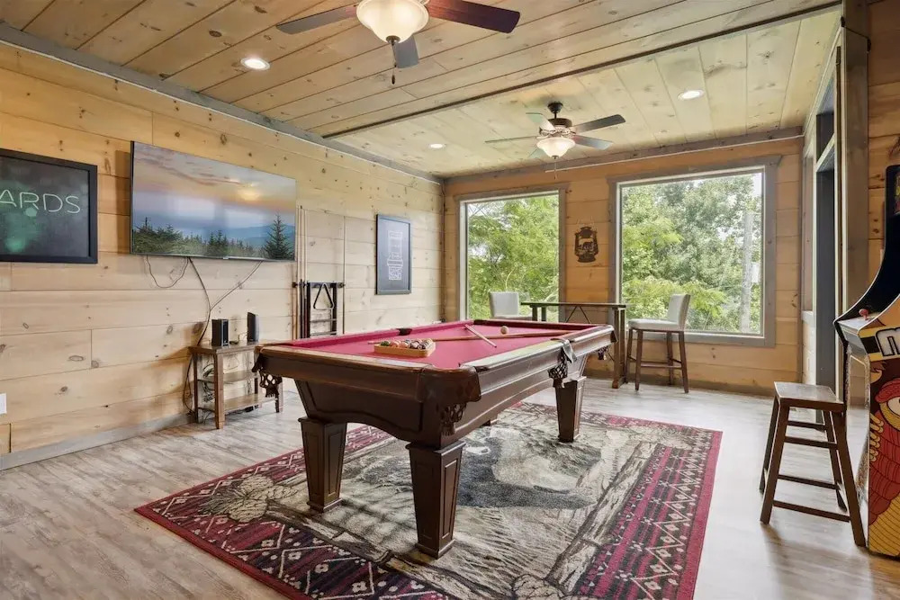 Gorgeous Cabin w Hot Tub Firepit Gameroom
