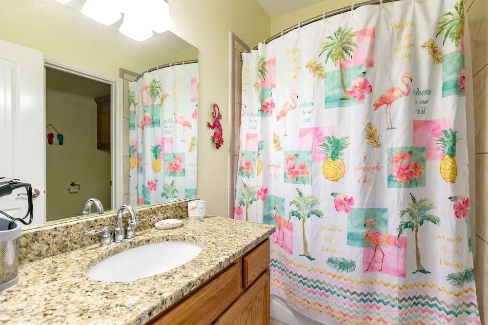 Intimate Resort 2 Blocks from Beach by RedAwning