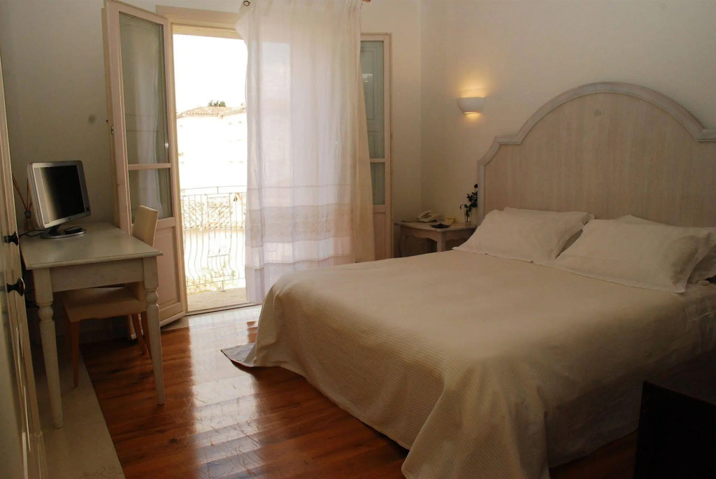 Tarthes Hotel