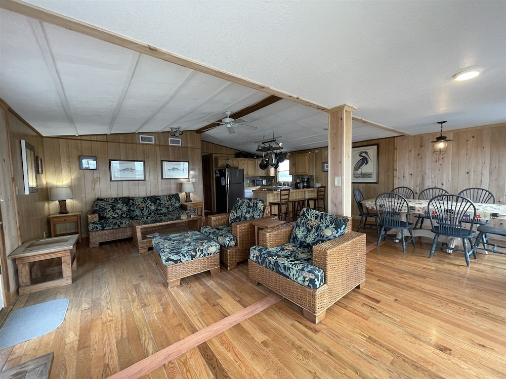 Hatteras Jack 3 Bedroom Cottage by RedAwning