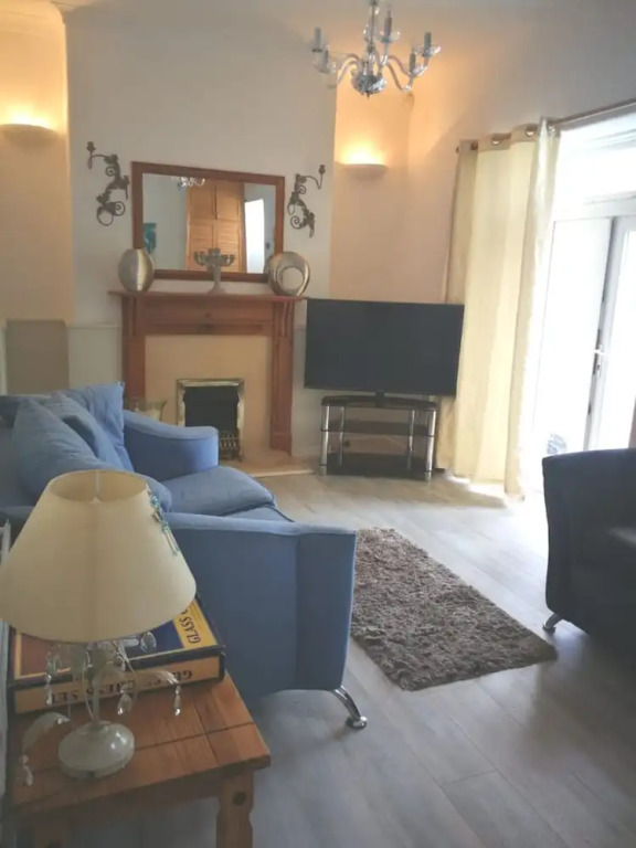 Tranquil Retreat - 3 Bedroom House with hot tub