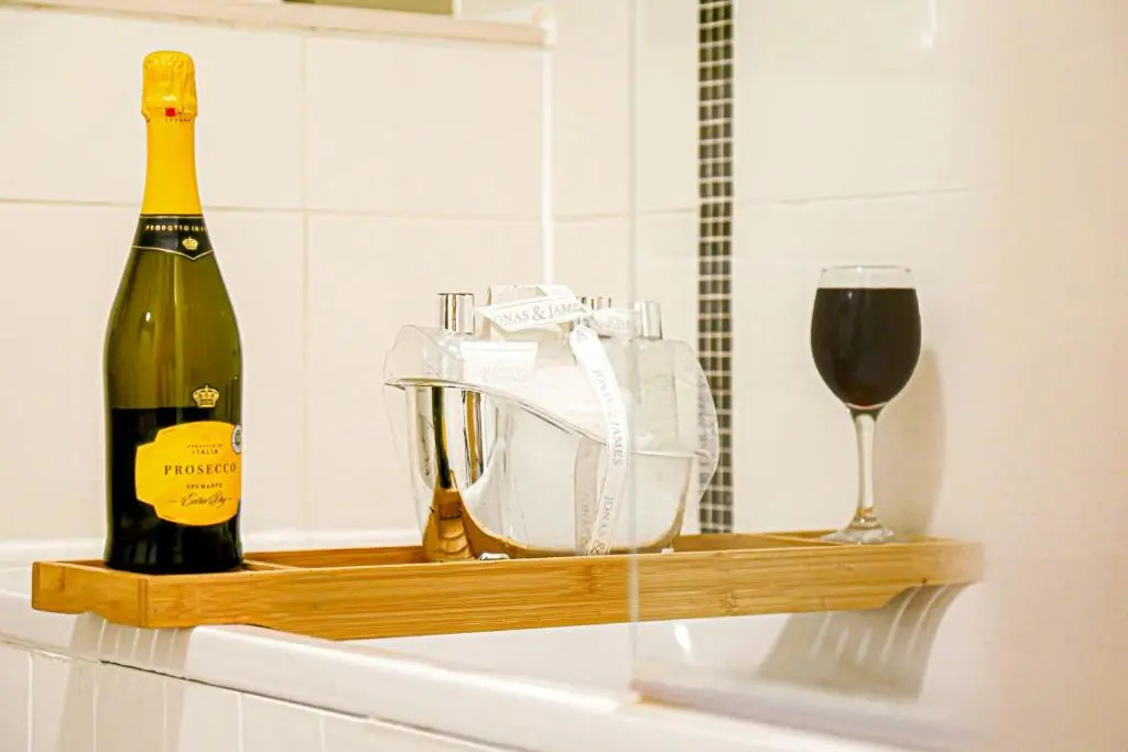 Luxury 1 Bedroom Hub Apartment - Central MK - Free Parking & Smart TV by Yoko Property