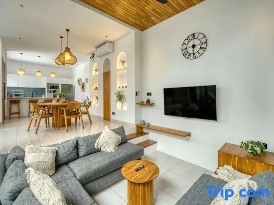 Villa Mawar 2 Tropical 2BR Oasis in Berawa
