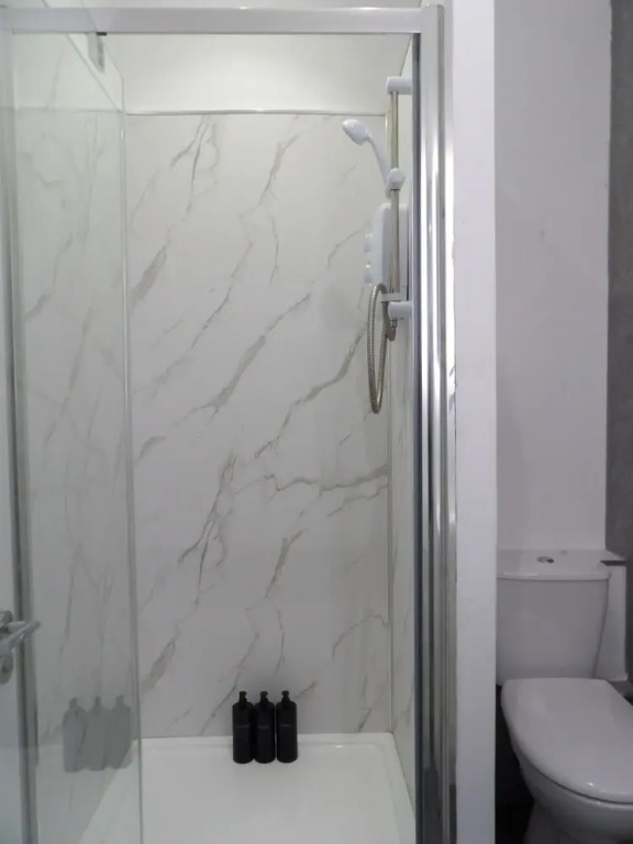 2bed Apt Sleeps 4-near Meadows Park, Parking, Wifi
