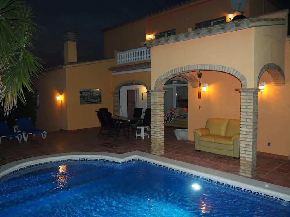 Fantastic Holiday Home With Private Pool at the Port Including a Private Berth