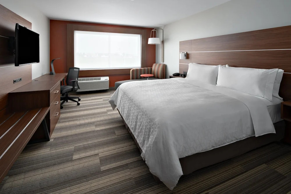 Holiday Inn Express & Suites - Elkhorn - Lake Geneva Area by IHG