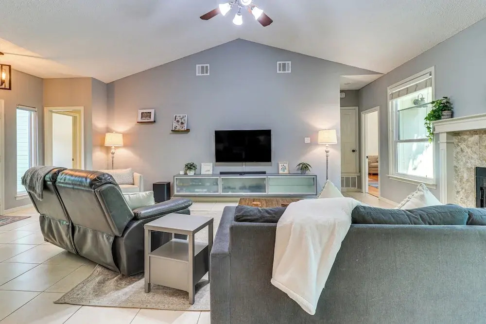 Deck & Greenbelt Access: Lovely Austin Home