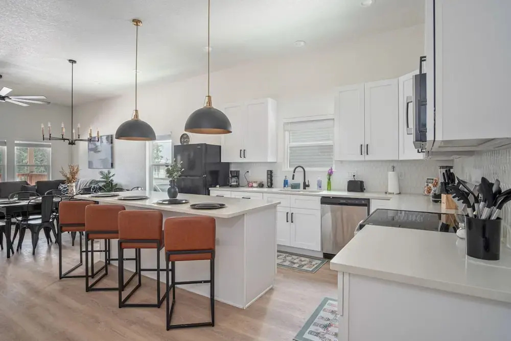 Generous 4br/3ba Charmer Near Glorius Downtown!