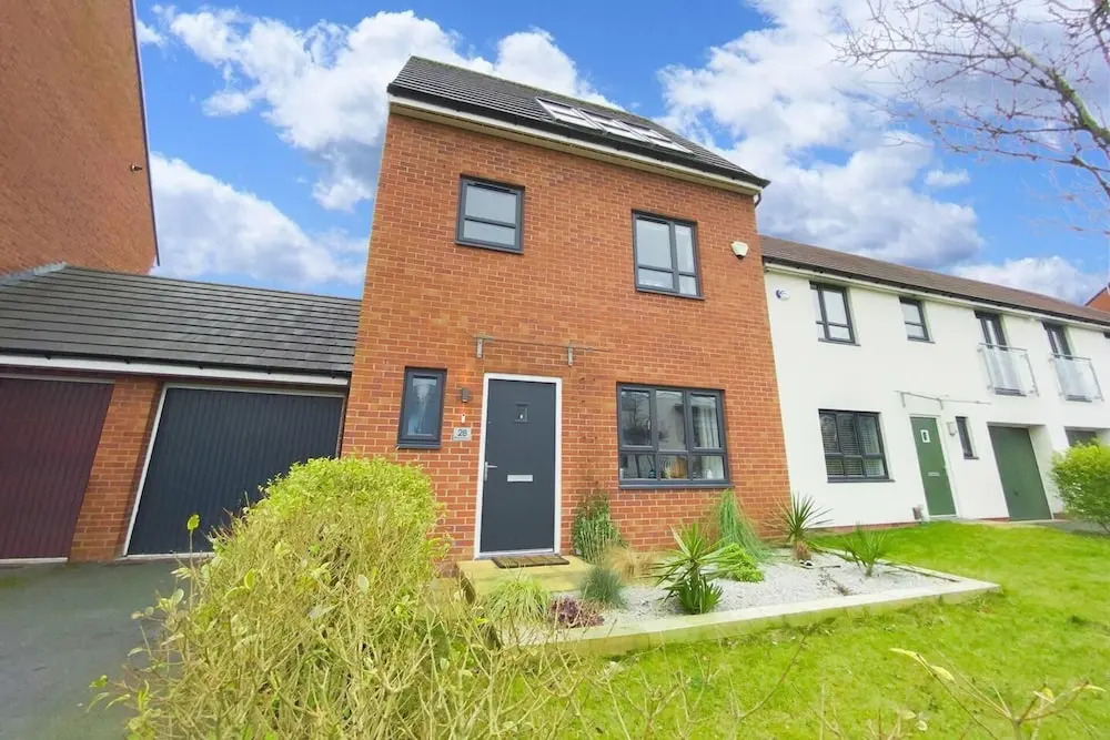 Stunning 4 Bed House With Cinema Room & Parking