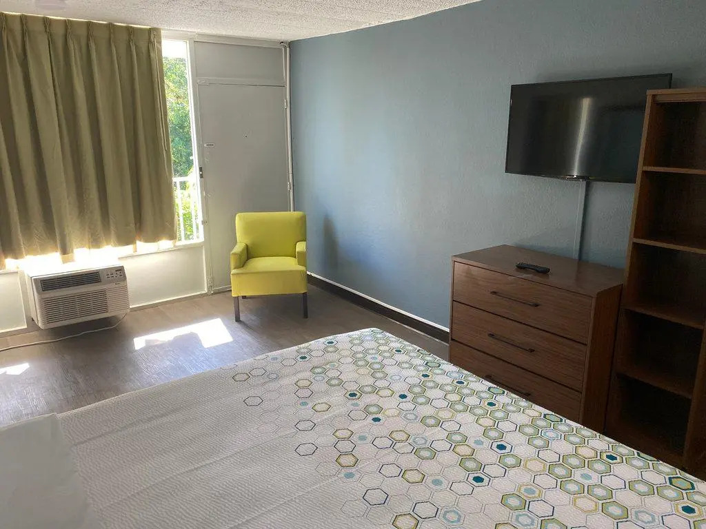 HomeTowne Studios by Red Roof Vero Beach - I-95