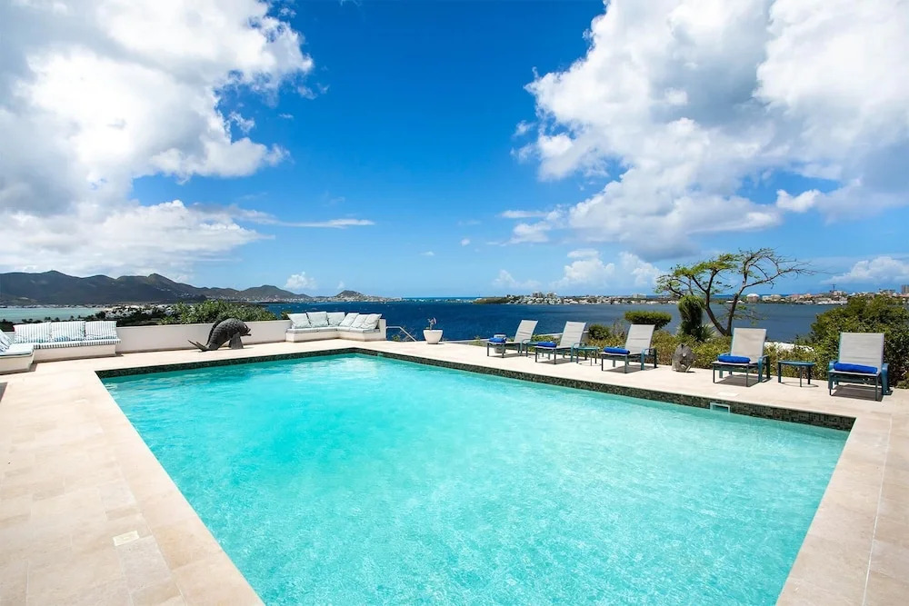 Ideal for Groups and Families, Path to Beach, Huge Pool, Exclusive Gated Community, AC, Wifi