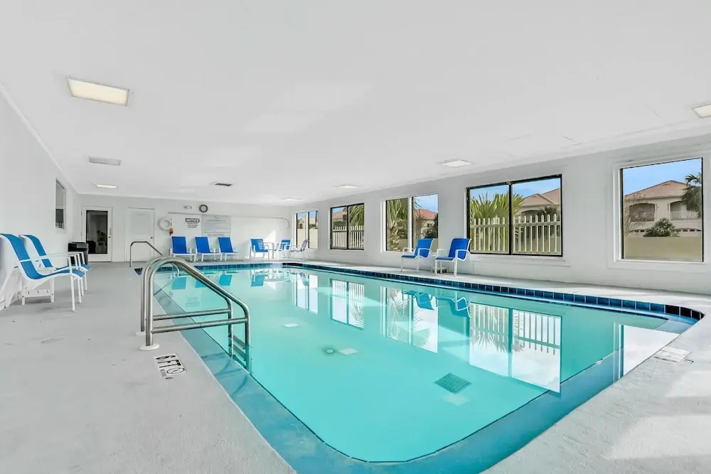 Ground-floor Condo Next to the Tennis Courts With 2 Pools, Sauna, Beach Access