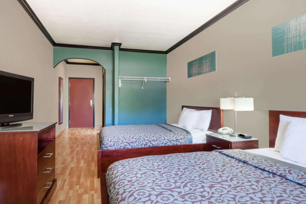 Days Inn & Suites by Wyndham Marquez