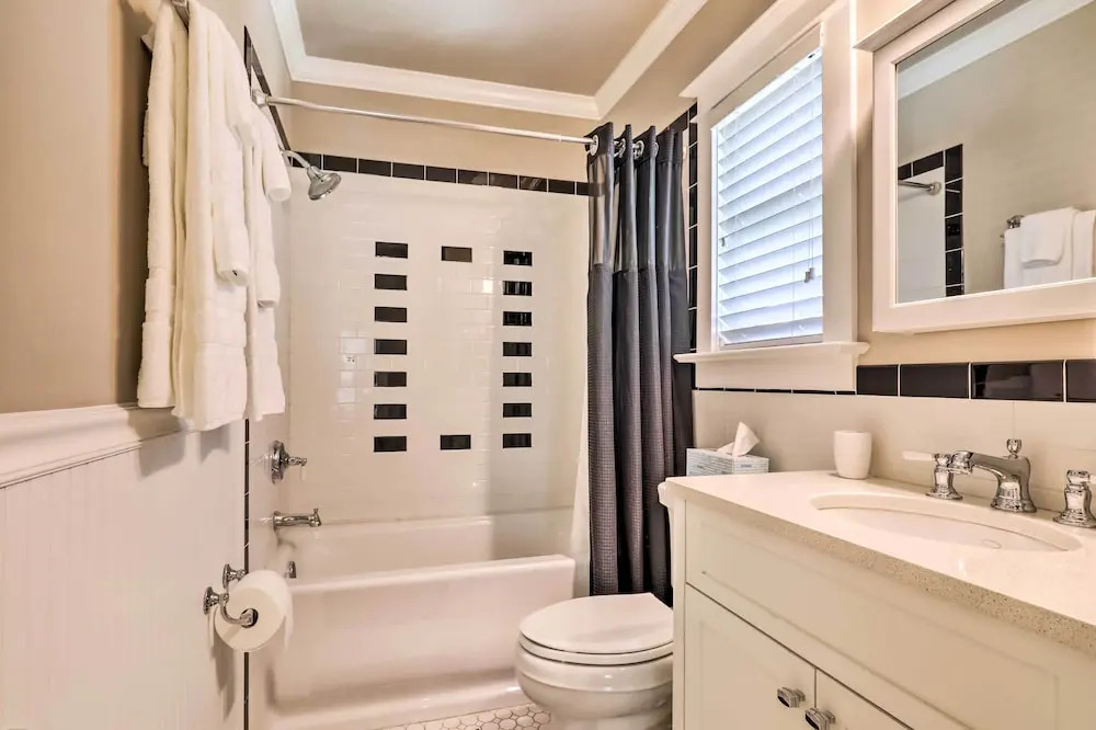 Hyde Park Luxury Studio w/ Prime Location!