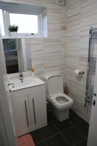 Gorgeous ground floor apartment + free parking