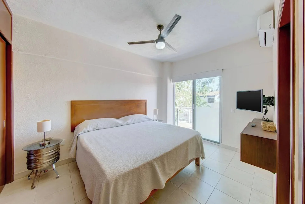 Beautiful Condo With Pool and Close to the Beach