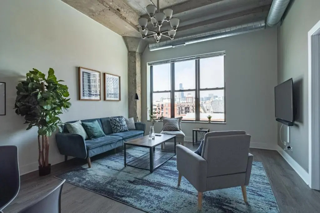 McCormick Place 3br-2ba luxury Family Heaven with optional parking for 6 guests
