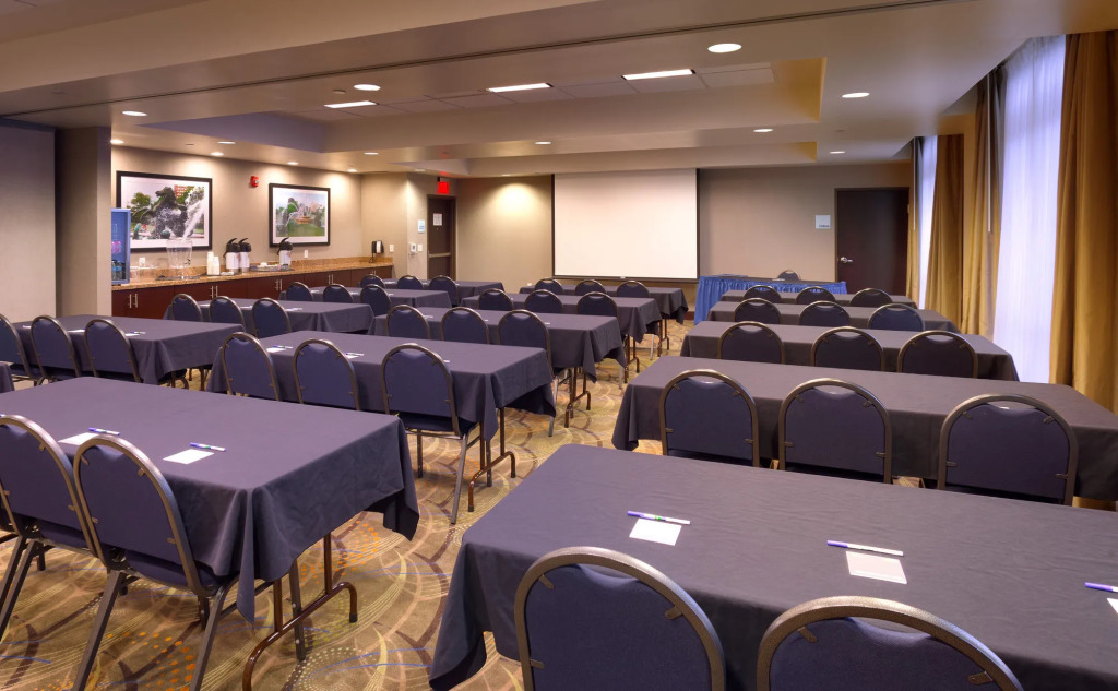 Holiday Inn Express & Suites Overland Park by IHG