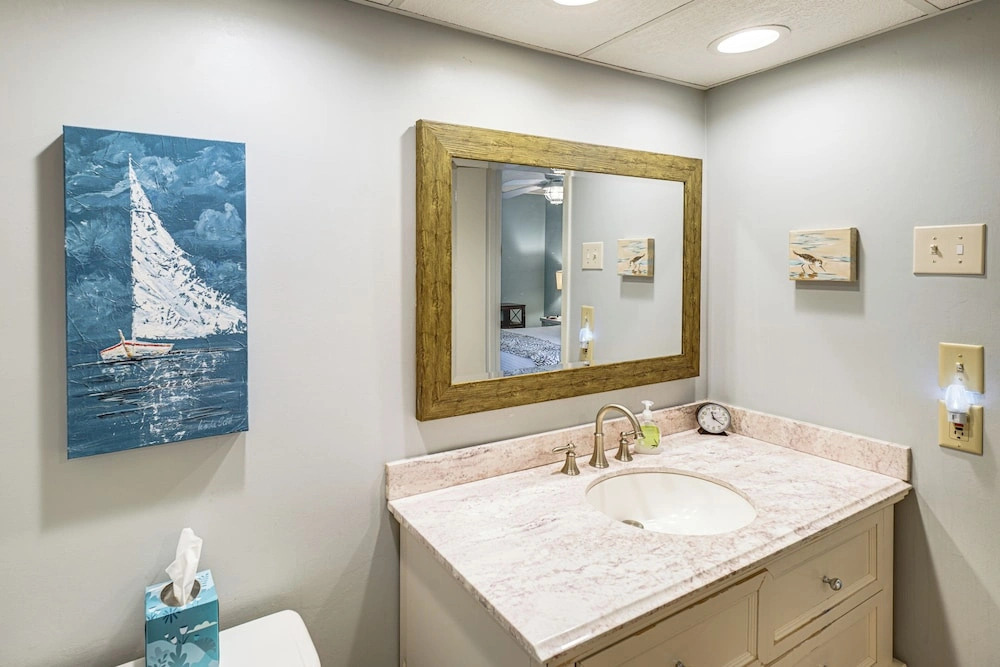 Golfers Getaway! Modern Diamondhead Condo