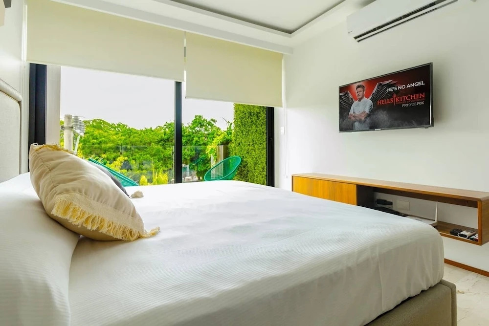 Brand New Studio! Steps From The Beach! AC! Best!
