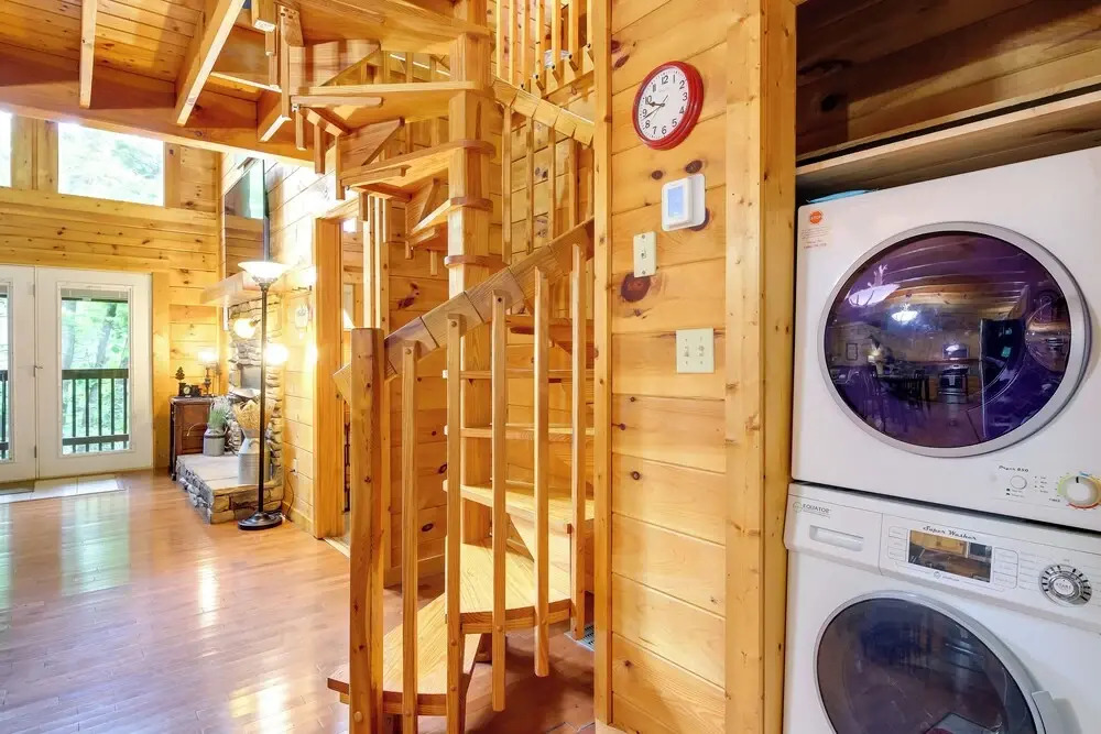 Hot Tub + Pool Table: Secluded Seiverville Cabin