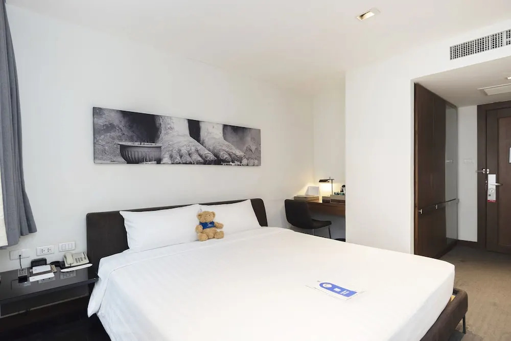 Silver Living Phrom Phong by Favstay