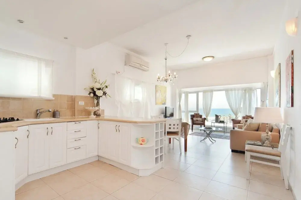 Bright and Charming 1BR Apt Near Shore