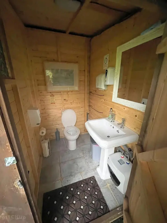 Woodland Camping pod With use of Campsite Bathroom
