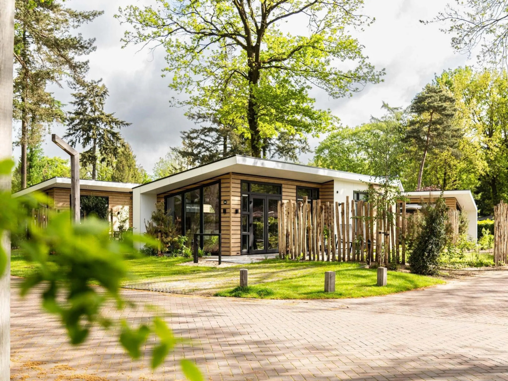 Well-kept chalet with microwave, in a holiday park in the middle of De Veluwe