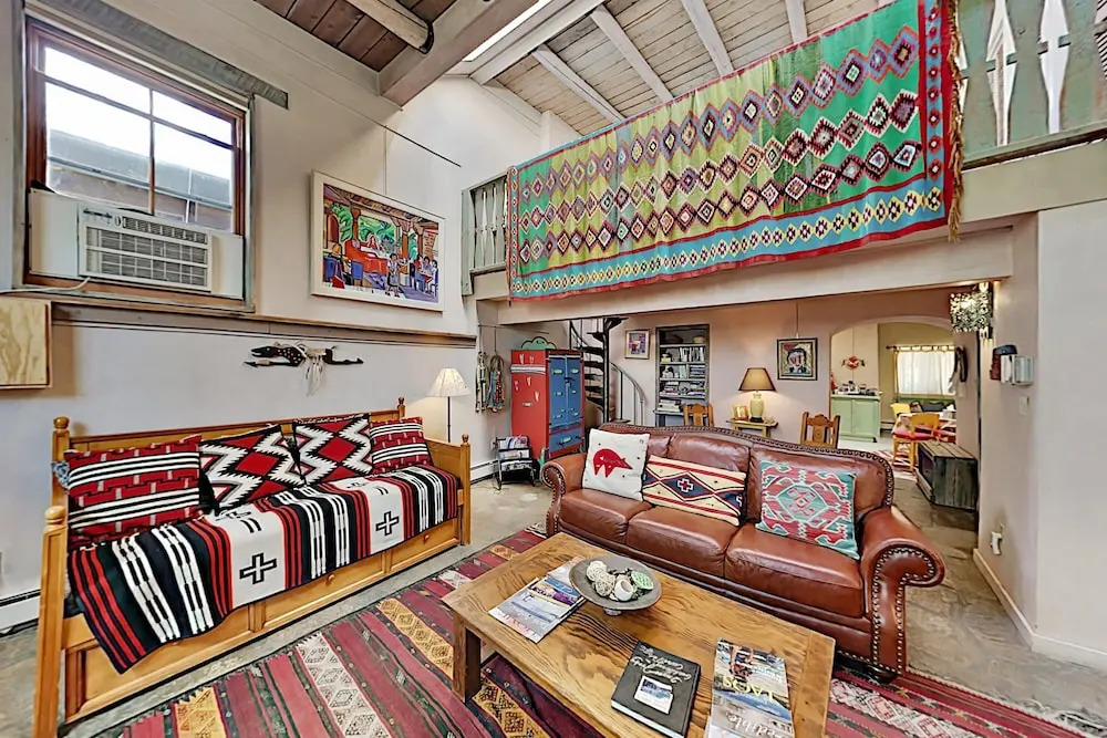 Downtown! Red Hawk By Inger Jirby - Steps To Plaza 1 Bedroom Duplex