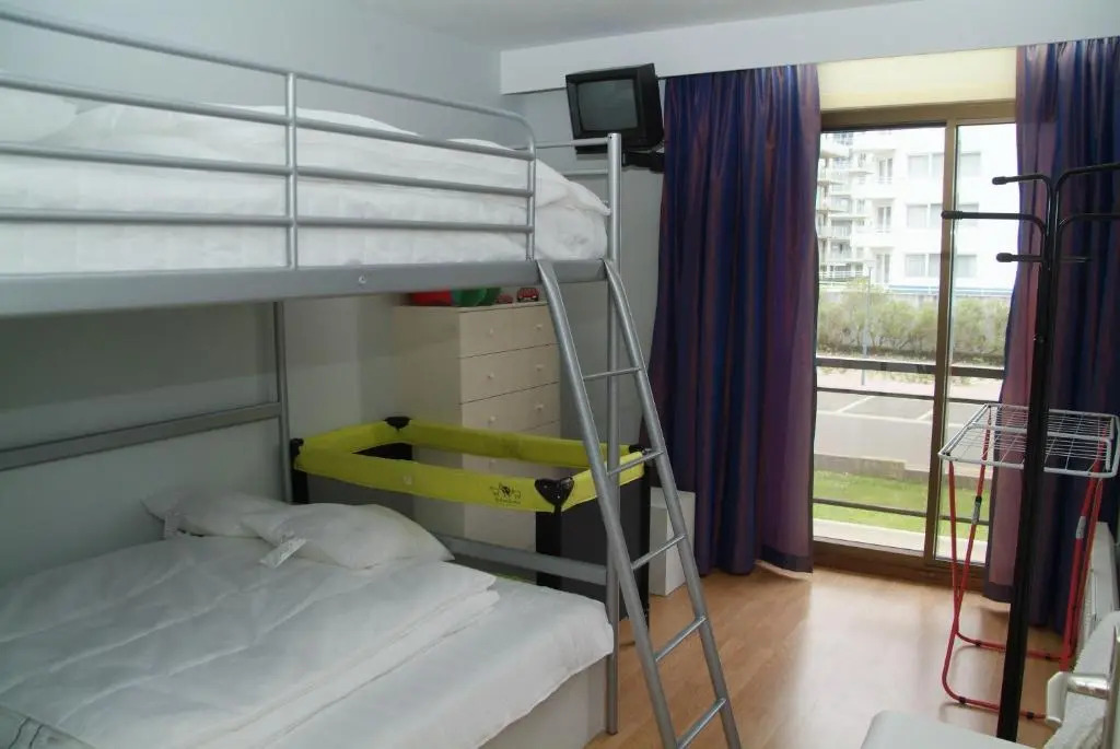 Ruim, lichtrijk appartement met groot terras uitstekend gelegen in De Panne